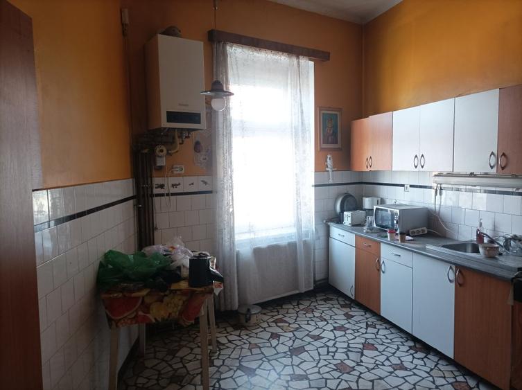 Casa 4 camere libera la vanzare zona Central