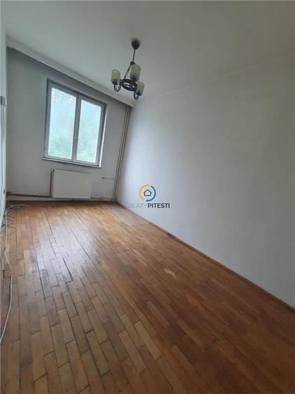 Vanzare apartament 3 camere Calea Bucuresti, etaj intermediar