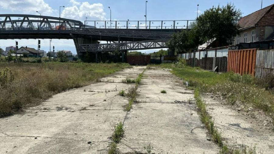 Teren intravilan 16.058 mp + 8 Spatii industriale/depozitare Sibiu zona Pia