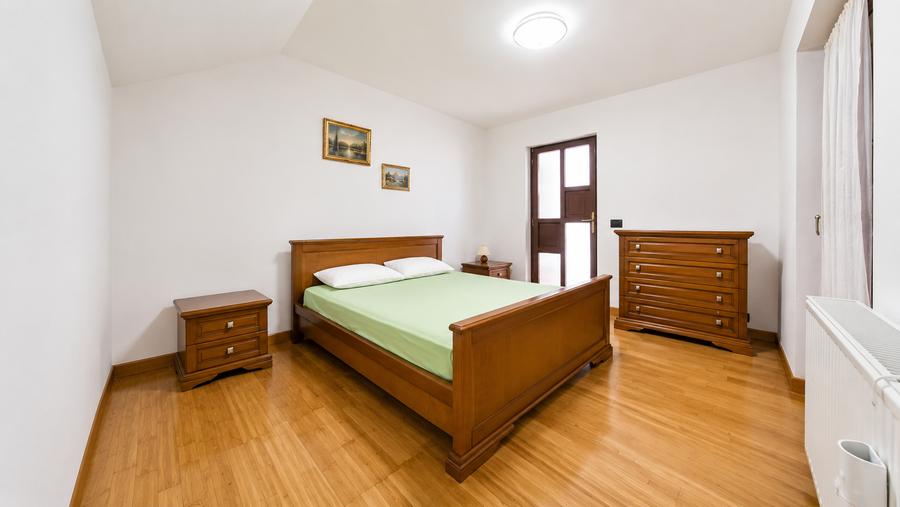 Casa spatioasa de inchiriat cu 5 camere in Zimandu Nou