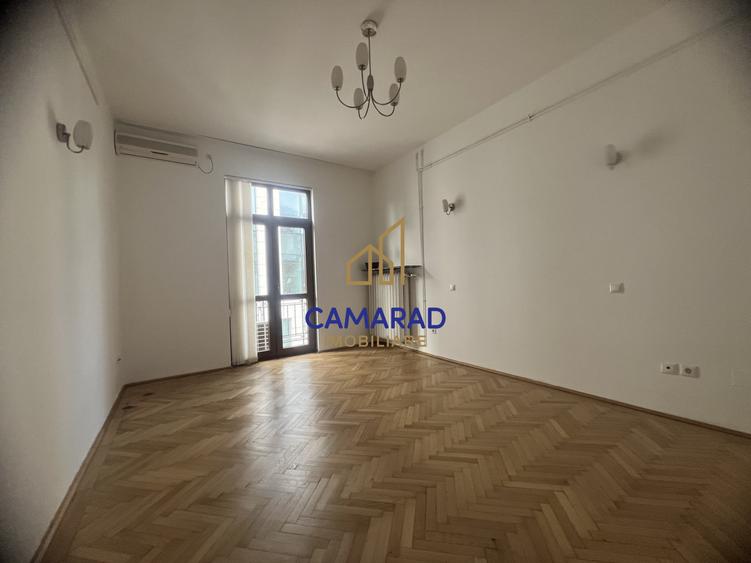 Apartament de închiriat în Piața Victoriei, 115 mp, centrală proprie