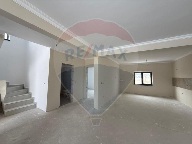 Casă / Vilă cu 4 camere de vânzare în zona Lascar Catargiu