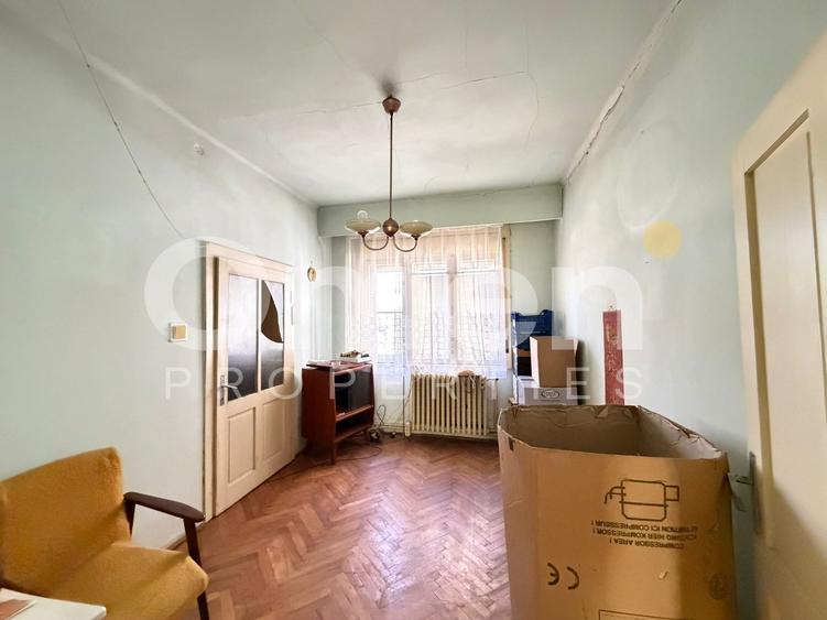 Casa de vanzare cu 446 mp teren si garaj, situata in zona centrala