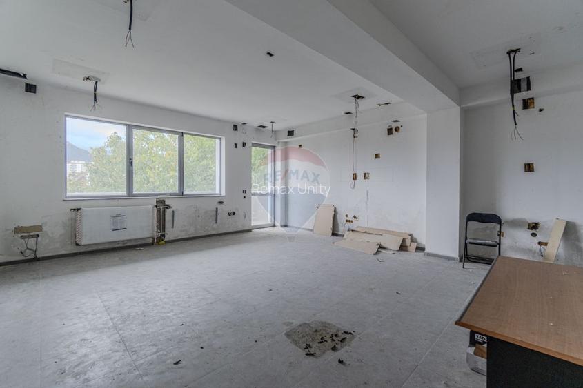 Cladire de 902 mp utili de vânzare, zona Grivitei - DN 13, COMISION 0 - 49