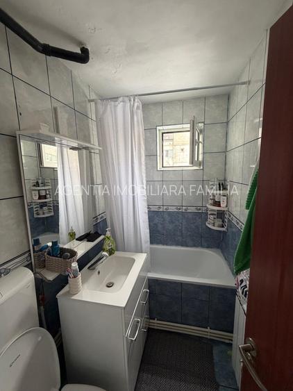 Vanzare apartament cu 4 camere in  Micro 39b, langa scoala 34, etaj 1. - 9