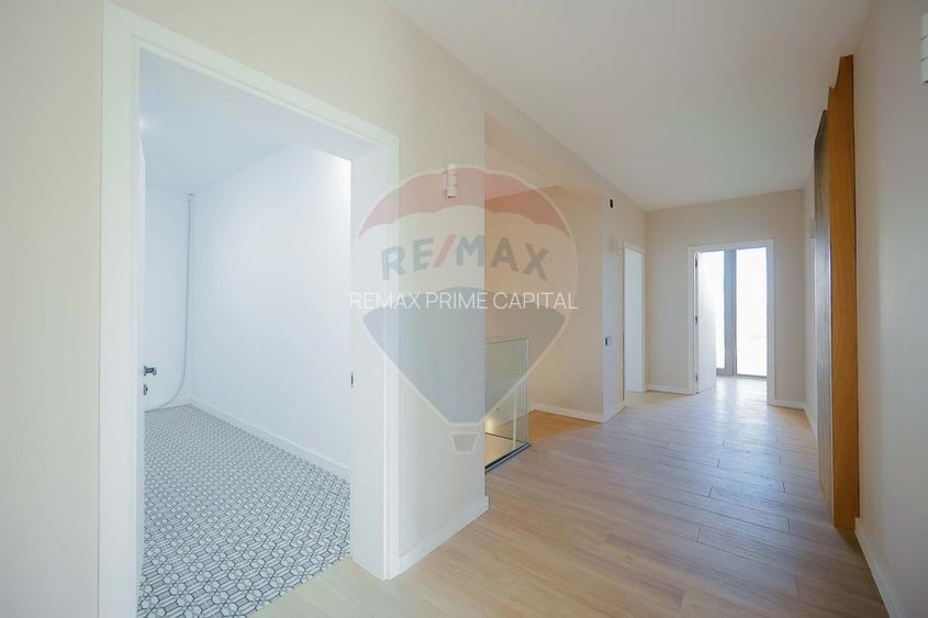 De vânzare Vilă cu 8 camere în Sânmartin, 290 mp util, teren 1100 mp - 27