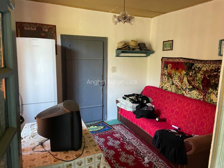 Vand casa batraneasca din caramida acoperita cu tabla mobilata si utilata  - 5