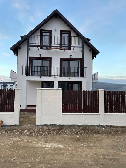 Vila conceputa pentru 3 familii Sanpetru spre Harman