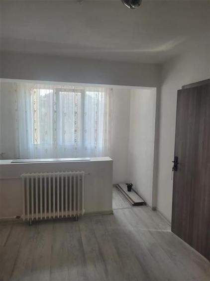 Apartament 3 camere semidecomandat, zona Neagoe Voda