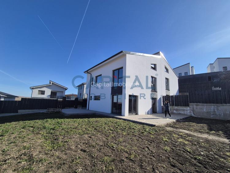 Case cu arhitectura nordica, garaj, panouri fotovoltaice, central Dezmir - 2