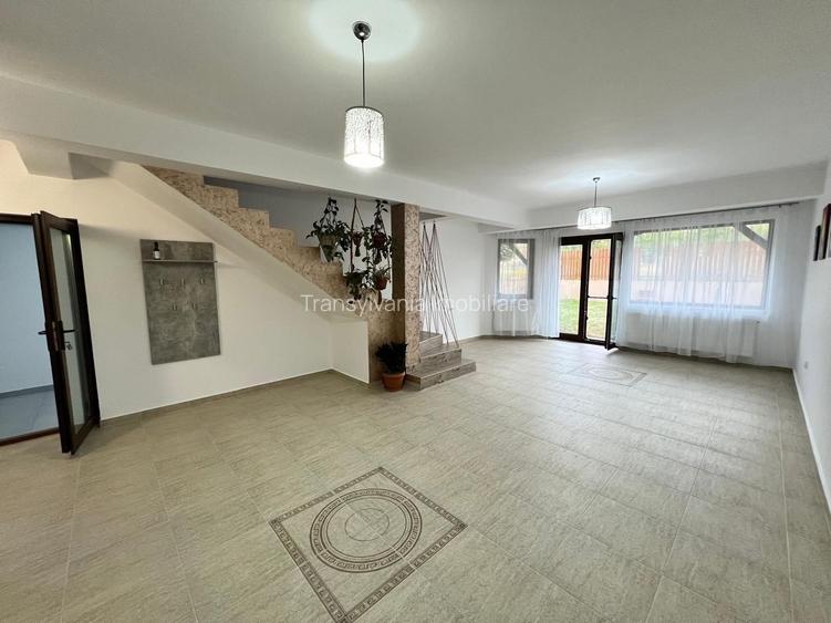 Casa cu 7 camere | 3 balcoane | Garaj | 220 mp + 80 mp curte | Cartier Panorama - 2