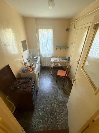 Apartament cu 2 camere, etajul 2/4, zona Podu Ros - 4