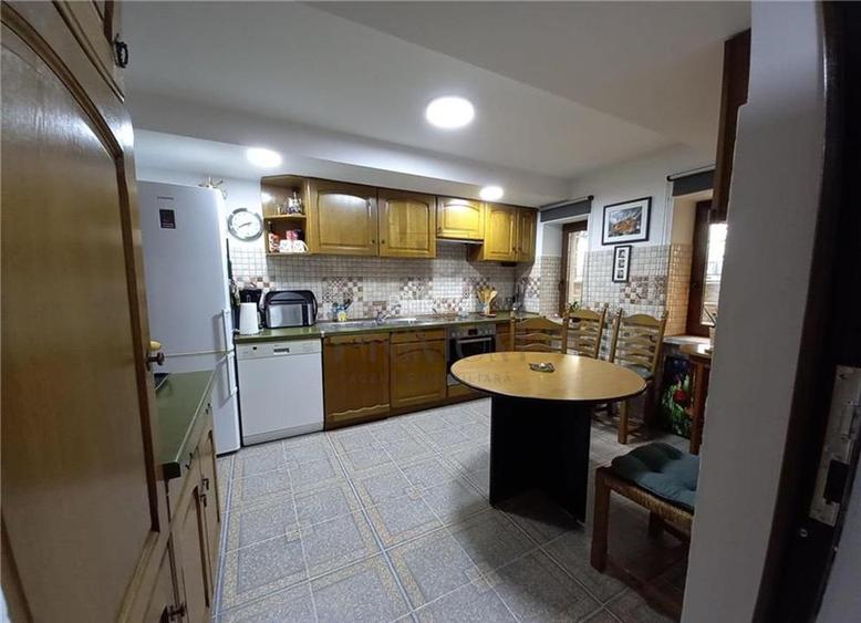 CENTRAL - 3 CAM - DECOMANDAT - 2BAI - RENOVAT - ZONA DEOSEBITA- - 3