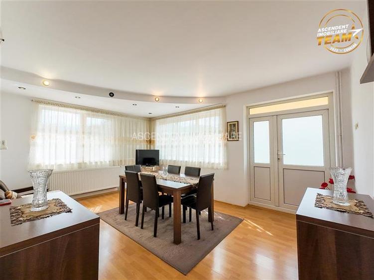 Tur 3D! Resedinta notabila,pe armonios cadru natural,distinse faciliati,Central, - 2