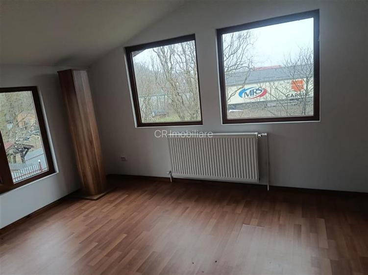 Vila de vanzare cu acces la padurea Izvorani in spatele casei si aproape de cent - 11