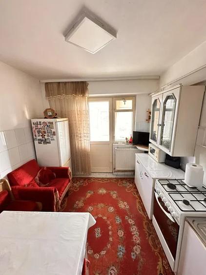 - Calarasilor Viziru - Apartament 2 camere decomandat, suprafata 55mp.