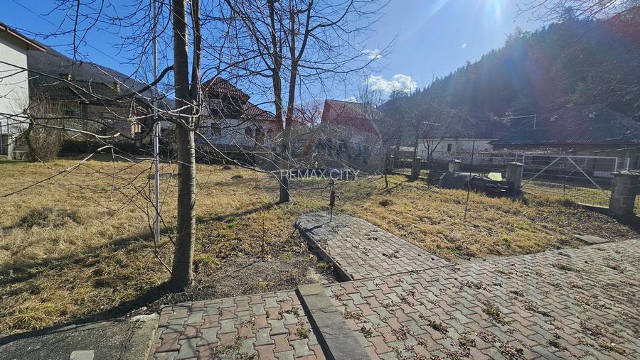 Casă solidă din cărămidă, mobilată, garaj, teren generos – Tarcău - 53