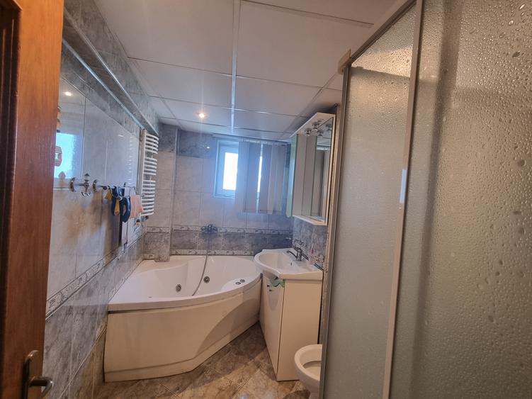 Apartament-spectacol/ 101 mp utili/ living de 54 mp! Unic în Bacău!