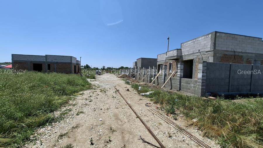 Ciutaci - Salciei, 800 mp, deschidere 40 m, drum 11 m, langa vile in constructie - 10