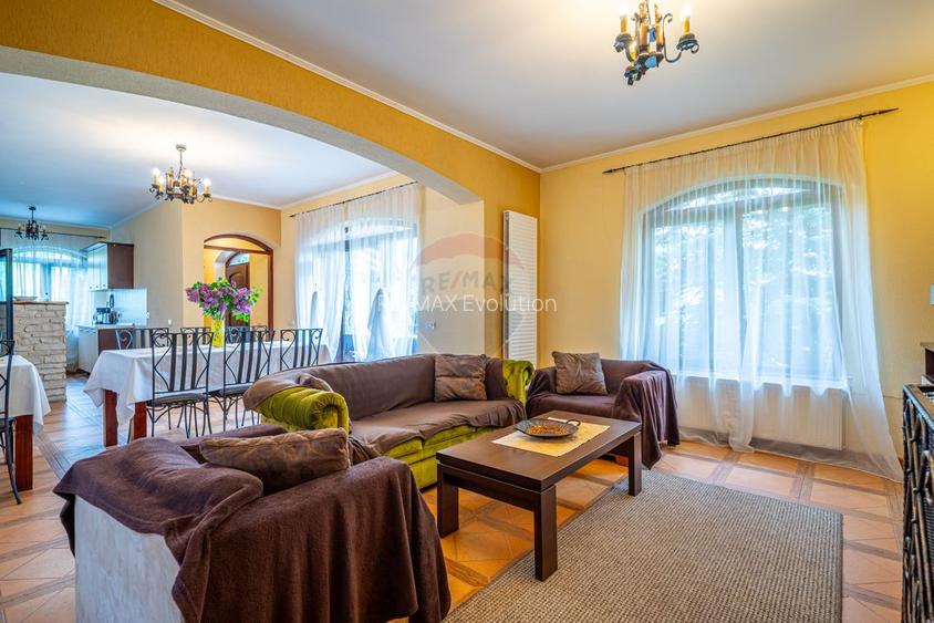 Proprietate deosebită de vânzare în Bușteni - Pensiune + Duplex - 30