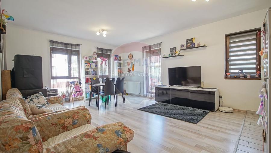 Apartament cu 3 camere de vânzare în zona Tractorul - 2