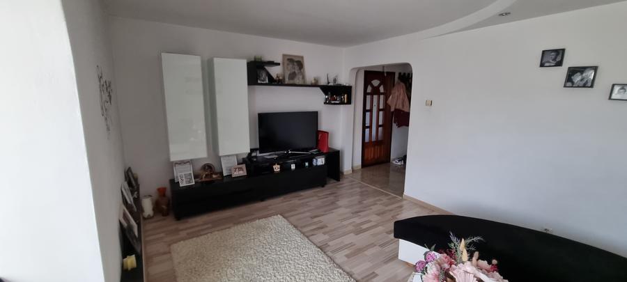 Apartament cu 3 camere zona Scolii 11