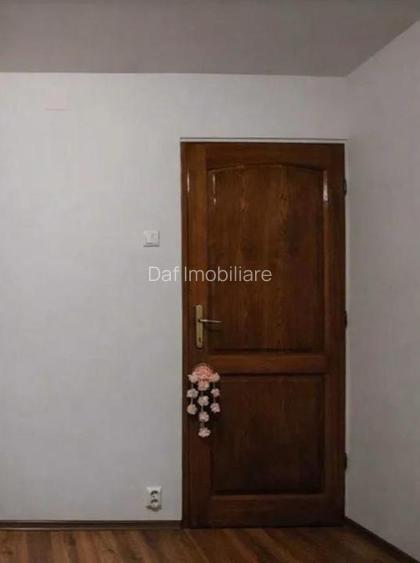 104990 euro -2 camere -gorjului -bloc 1982- etaj 1 - 4