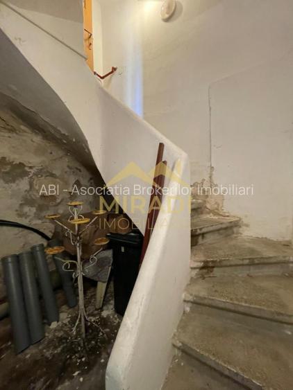 Vanzare apartament in vila 6 CAMERE compus din D P M din D P 1 M - 12