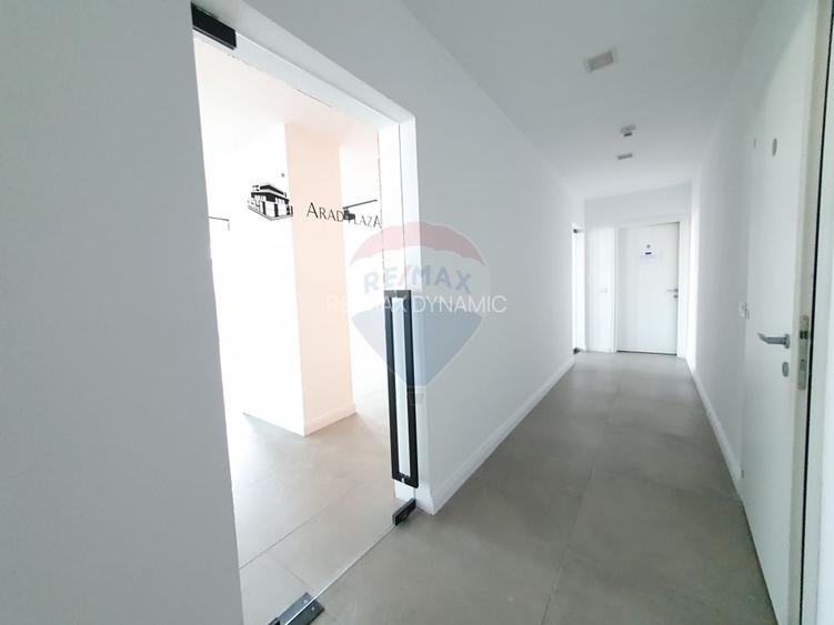 Birou modern 151 mp în Arad Plaza, 2 locuri de parcare - 12