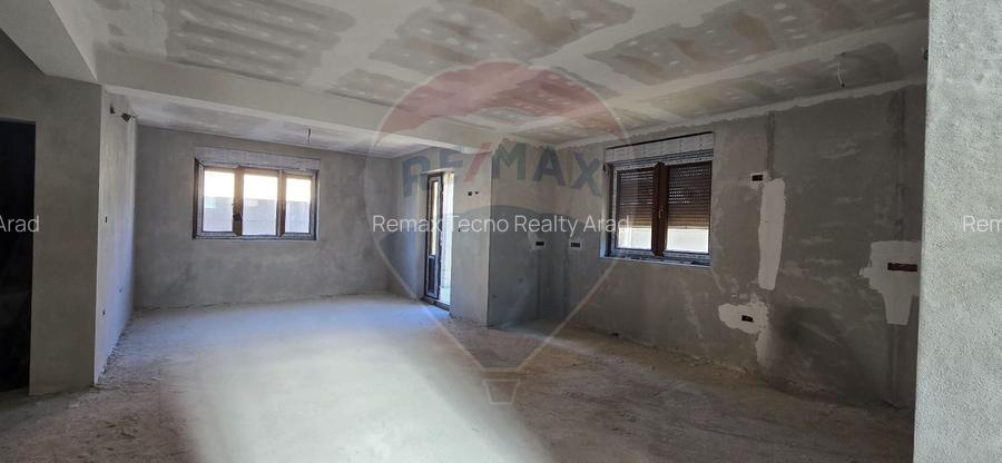 CASA CU ETAJ DE VANZARE LA GRI LA 12 KM DE ARAD ZIMANDUL NOU - 2