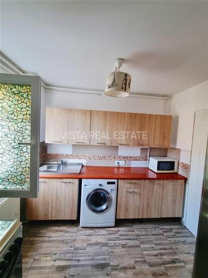 Apartament 2 camere luminos, loc de parcare. Se afla la 5 minute de Coresi.Zona - 7