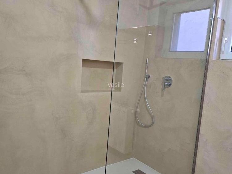 Vând apartament 3 camere, garaj - 6