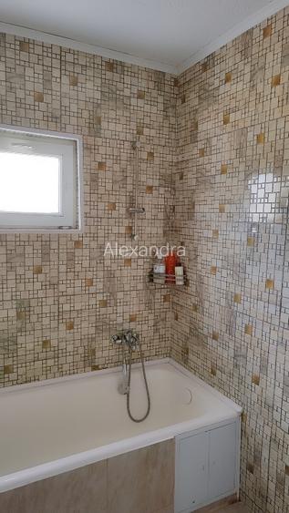 Casă cu curte și garaj de vânzare  - 8