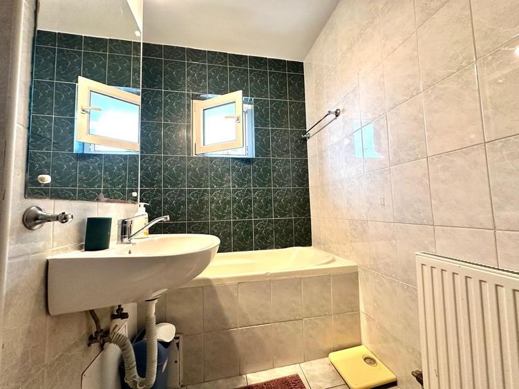 Apartament spatios 4 camere + parcare, pretabil ptr ERASMUS