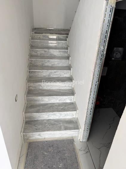  175 mp util+ pod 70 mp util  330.000 € + Tva  - 9