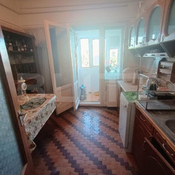 Apartament 4 camere, 82 mp ,3 balcoane inchise + boxa, zona Sud