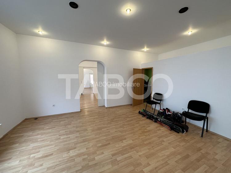 Casa 2 corpuri P+M si P+1 spatiu comercial 70 mpu la strada 2 garaje - 12