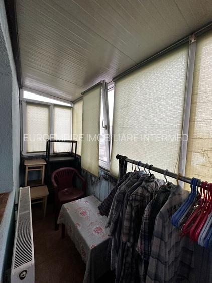 Apartament 2 camere decomandate zona Poarta 6 - 8