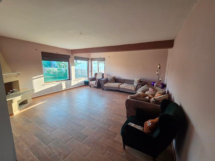 Casă cu 5 camere și garaj, teren 1400 mp