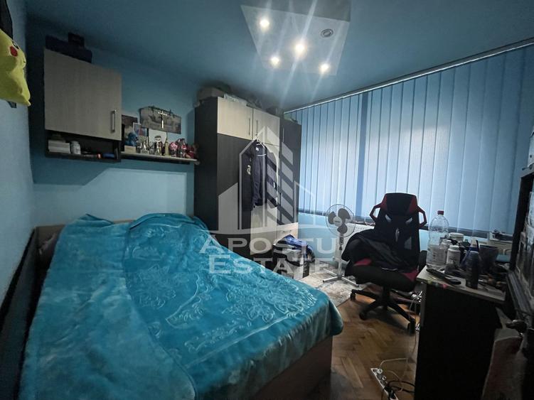 Apartament cu 3 camere,2 bai, etajul 1,centrala proprie,zona Girocului