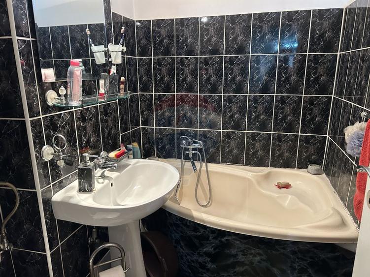 Apartament cu 3 camere de închiriat în zona Central