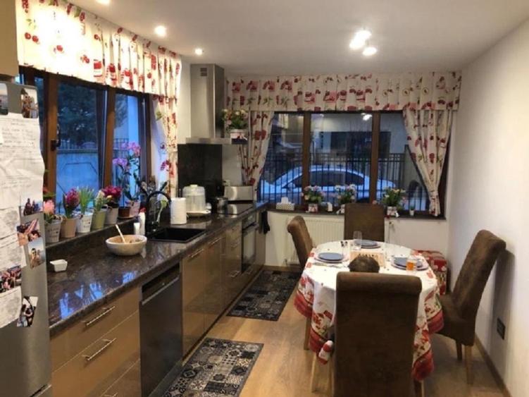 Inchiriez casă cu garaj si un loc de parcare in curte