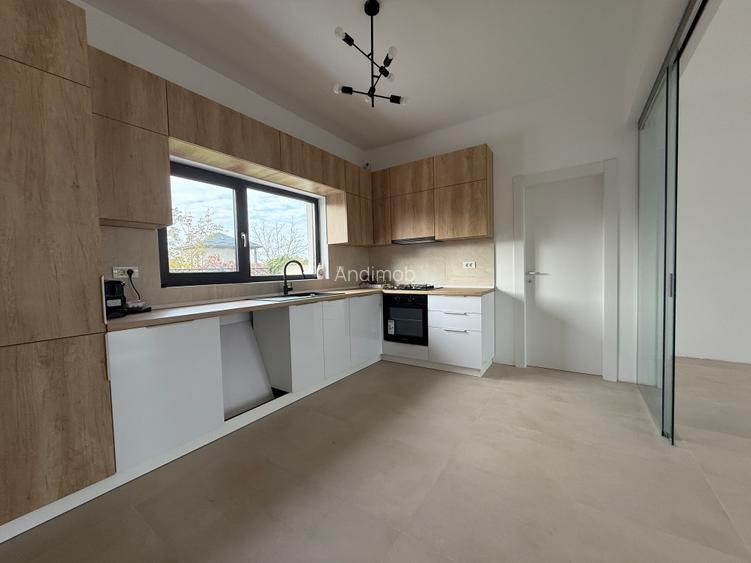 Vilă contemporană , finalizată în 2024, situată pe o stradă privată. - 11