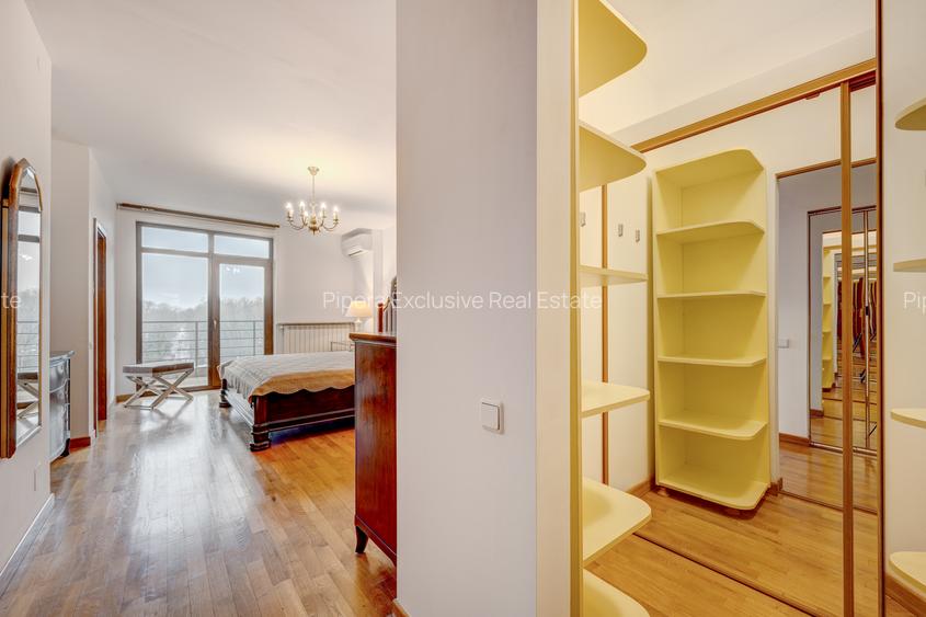 5 camere decomandat. 242,7 mp utili. 300,5 mp total. living 92 mp. terasă 41mp - 16