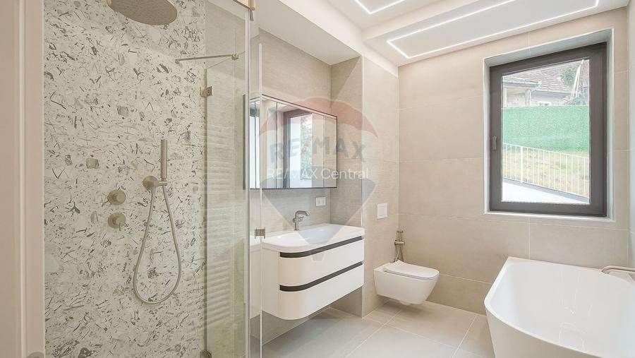 La poalele Tâmpei — vilă contemporană în Schei - 24