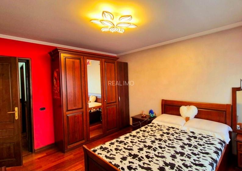 Cauți o casă mare sau spațiu pentru business? Aici le ai pe ambele! - 8