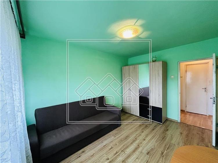 Apartament decomandat, 2 camere, balcon - M. Viteazu