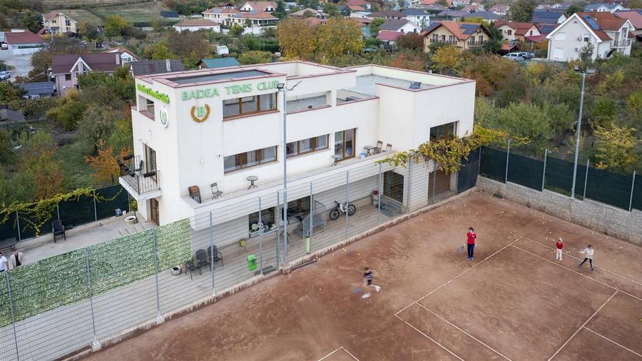 Baza de tenis si constructie moderna