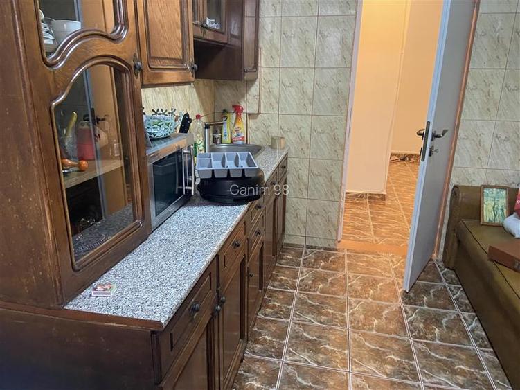 Apartament 2 camere , zona centrala - Scoala nr 10,etaj 2 8  , decomandat - 6