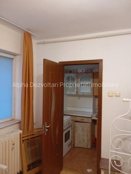 Titan, Piata 1 Decembrie 1918, str. Postavarul - 8